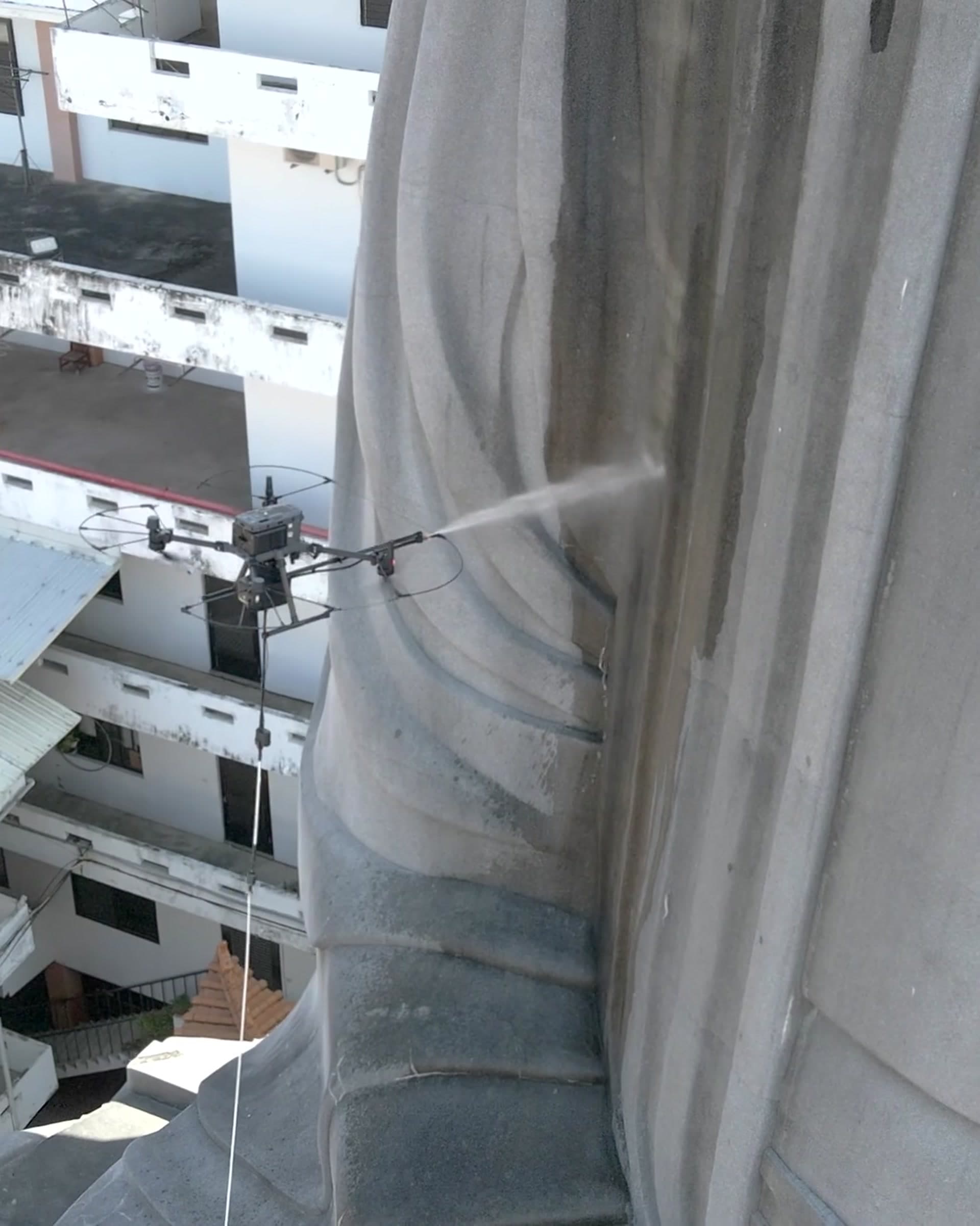 無人機清除建築外牆青苔作業 - 外牆青苔清除完整攻略