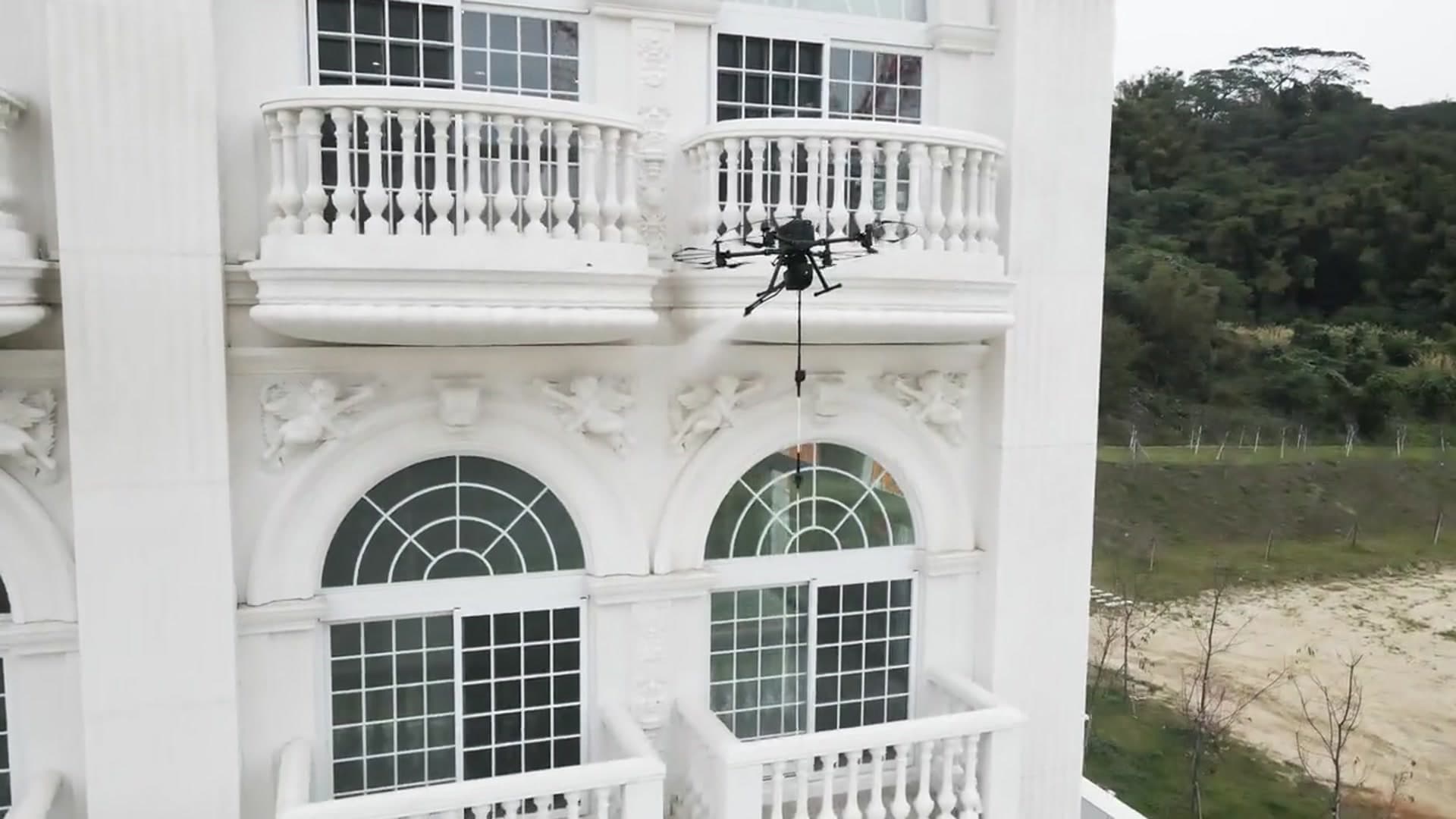 DJI M350 RTK 無人機搭載清洗系統進行高樓外牆清潔作業