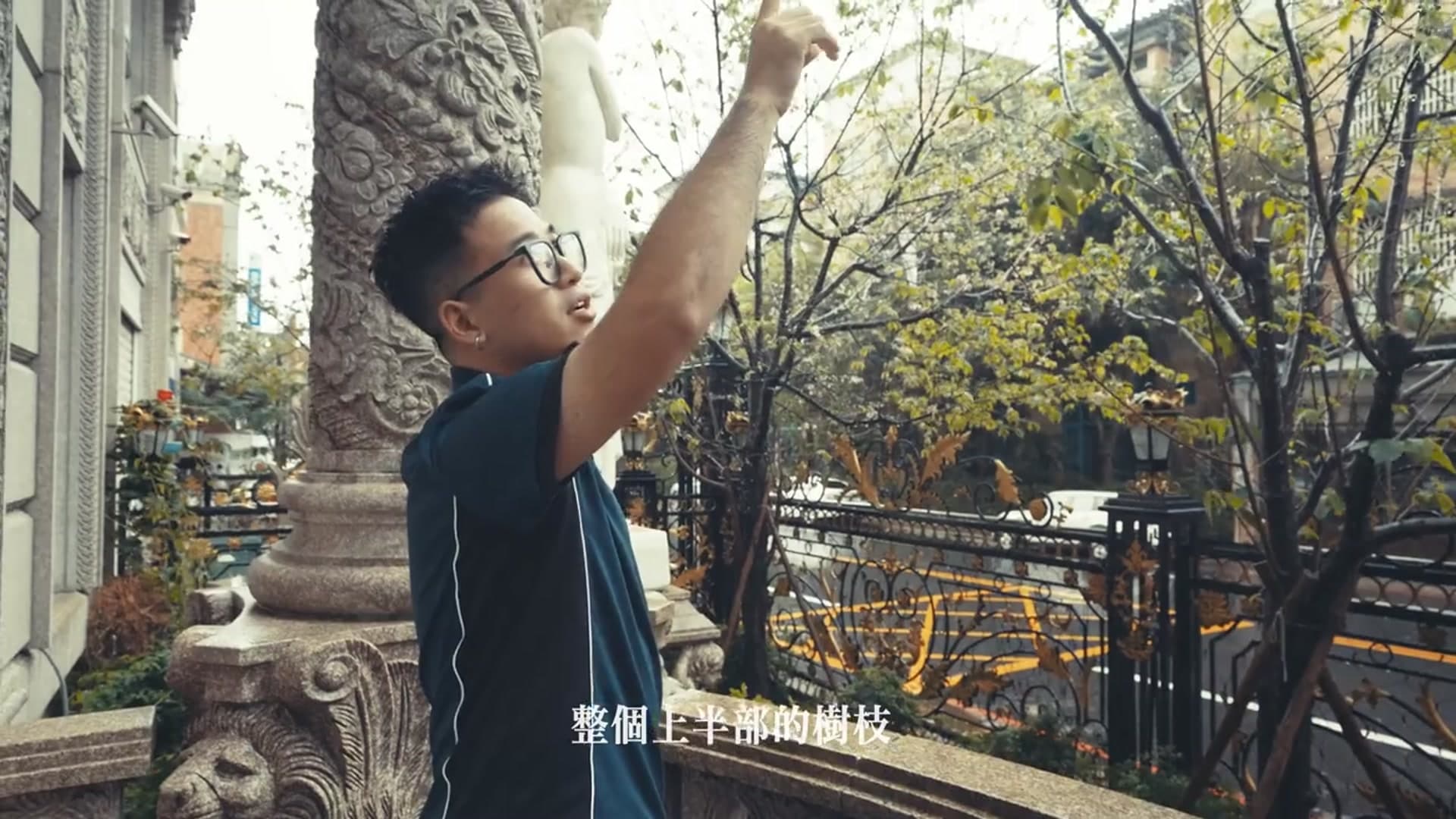 多旋翼清潔無人機正在對高層大樓外牆進行高空清洗作業，取代傳統蜘蛛人與鷹架